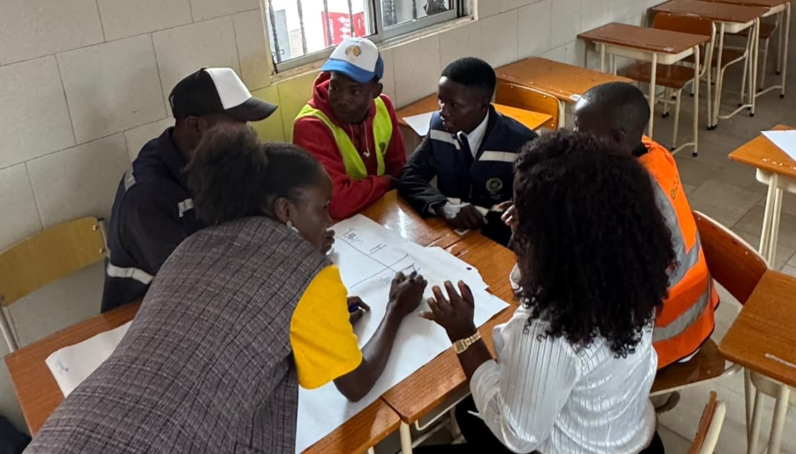 UNDPAngola's tweet photo. ♻️ Through the #CleanOceans and Marine Litter Initiative, waste pickers and cooperative representatives strengthened their skills in financial literacy, #GenderEquality and inclusion.

Supporting more sustainable and inclusive #WasteManagement in Angola. https://t.co/G6Nf0mRtqk