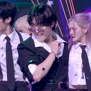 mingyursonly's tweet photo. excuse me, lee chan?!?! https://t.co/WuzwIX2maz