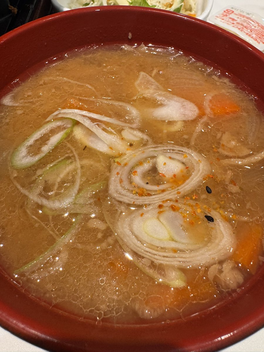 phil0p0n's tweet photo. 今夜は牛鉄板ステーキ定食を豚汁に変えて、金目鯛の煮付けを追加っ！！

まだやってる牛タンより断然こっちをオススメします。あの牛タンはあかん、ナシや😀

連休前あと1日頑張るぞい🤤🙏 https://t.co/YR6p32iIIP