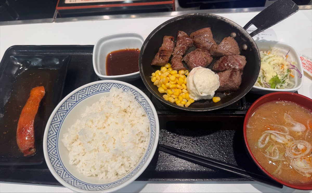 phil0p0n's tweet photo. 今夜は牛鉄板ステーキ定食を豚汁に変えて、金目鯛の煮付けを追加っ！！

まだやってる牛タンより断然こっちをオススメします。あの牛タンはあかん、ナシや😀

連休前あと1日頑張るぞい🤤🙏 https://t.co/YR6p32iIIP