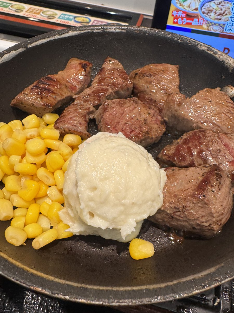 phil0p0n's tweet photo. 今夜は牛鉄板ステーキ定食を豚汁に変えて、金目鯛の煮付けを追加っ！！

まだやってる牛タンより断然こっちをオススメします。あの牛タンはあかん、ナシや😀

連休前あと1日頑張るぞい🤤🙏 https://t.co/YR6p32iIIP