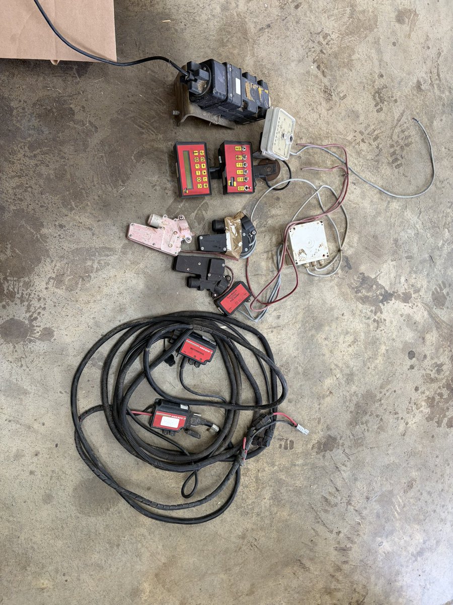 ChilderditchFms's tweet photo. Horsch drill wiring loom and control module- come off co4 as upgraded to Isobus. All in good working order  - inc radar, control box, tramline kit, bout marker kit, fan speed sensor
Open to offers - Essex https://t.co/S6SyZMRQPI