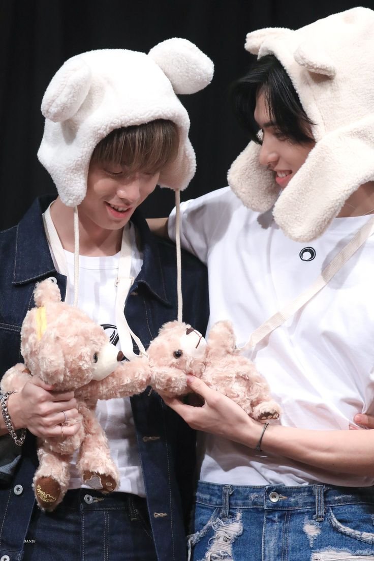 Kimhwiyoung2's tweet photo. Nobody looks at each other the way hwitae does. It's Like the whole world fades away and they’re looking at the most valuable thing in their life. Miss them so much. https://t.co/VrmPlcI4Jn