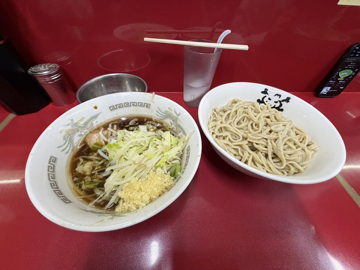 jiiibo's tweet photo. ラーメン二郎 越谷
小ラーメン少な目豚1枚
つけ麺変更 ニンニク 濃いたまご
まだまだ暑いのでサッパリつけ麺を
胡麻油が効いていて酸っぱい感じはないけど
あっさり食べられましたとさ https://t.co/h80PRmKsOo
