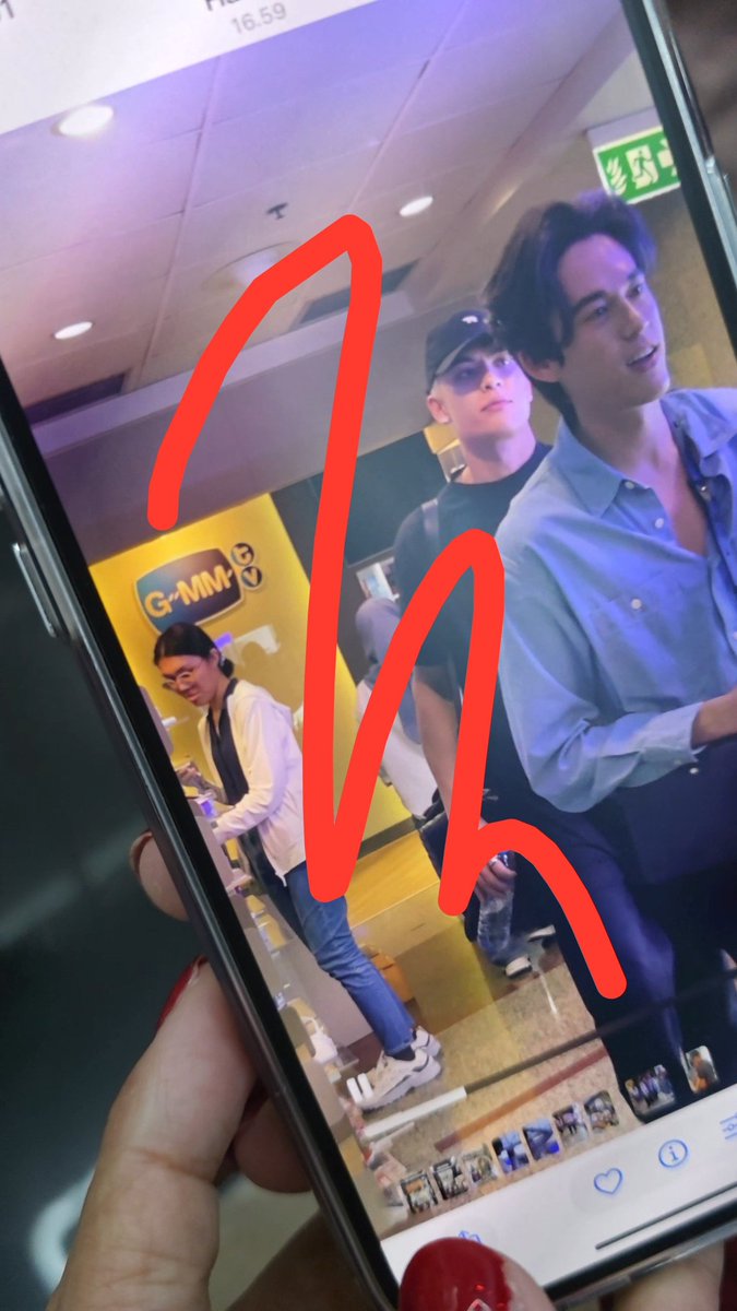 jossgawincrumbs's tweet photo. DID BRO JOSS REALLY WENT TO GMMTV JUST TO ESCORT HIS BOYFRIEND AND GIVE MORAL SUPPORT DURING HIS SOLO SCHED?!?! 🫵🏻😭

#JossGawin https://t.co/A0aMfFsIYM
