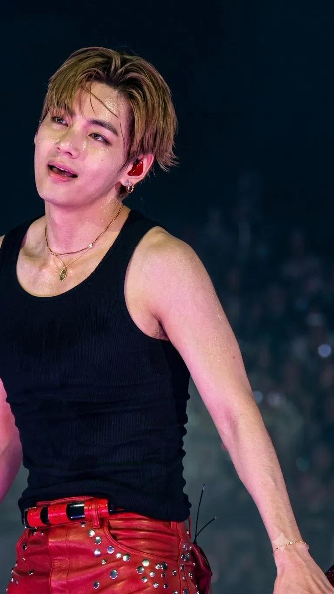 BTS___KTHV_95's tweet photo. He's so hot https://t.co/6UagaMun7y