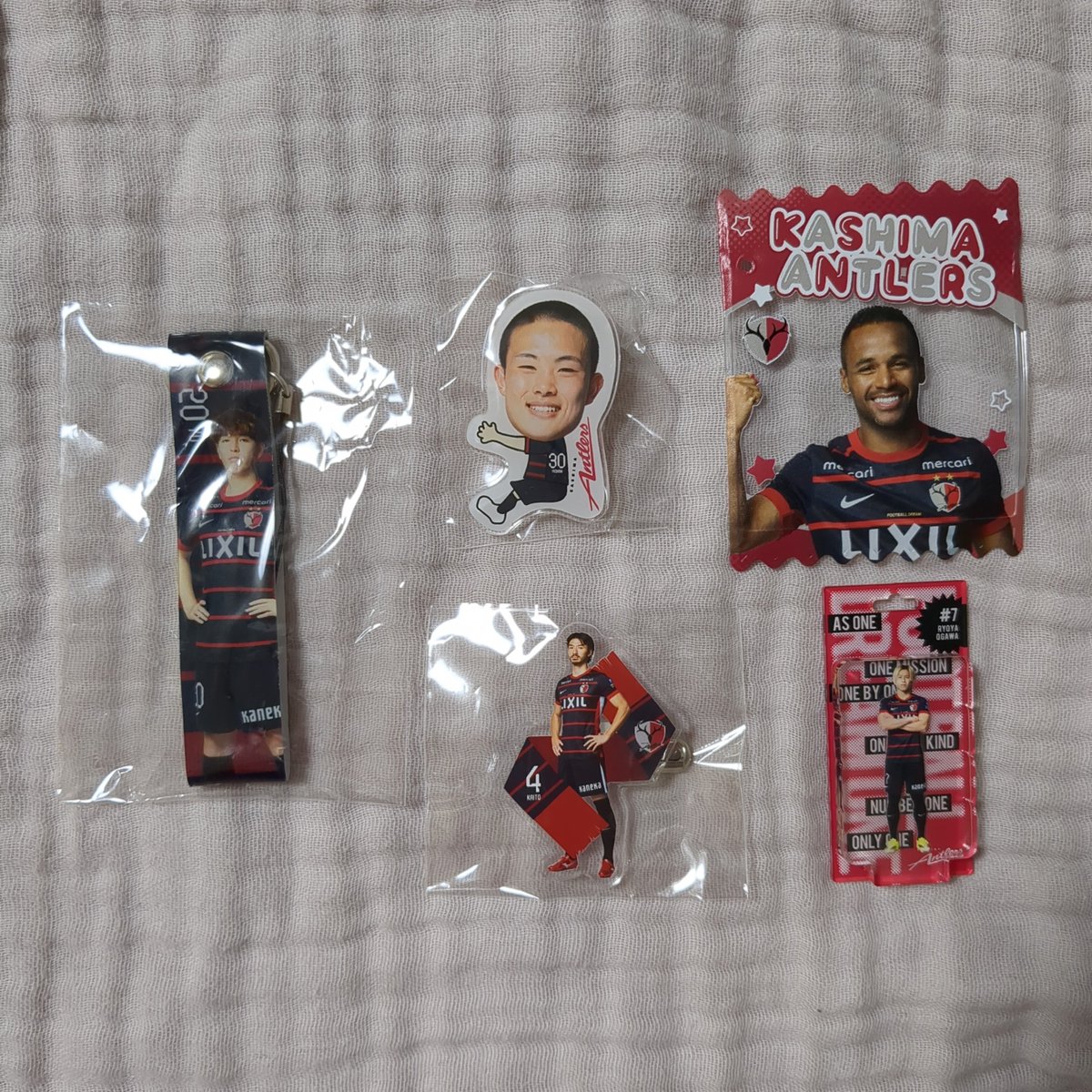 mie41antlers's tweet photo. 2026年(百年構想リーグ)のグッズ

譲:4千田海人、7小川諒也、20舩橋佑、17エウベル、30吉田湊海
求:10柴崎岳、71荒木遼太郎(同種)
　 または買取(左・中は300円、右は600円)

8/7横浜戦、8/22福岡戦にて可能な方がいましたらよろしくお願いいたします🙇‍♀️

#鹿島アントラーズ https://t.co/Vulm75vyqw