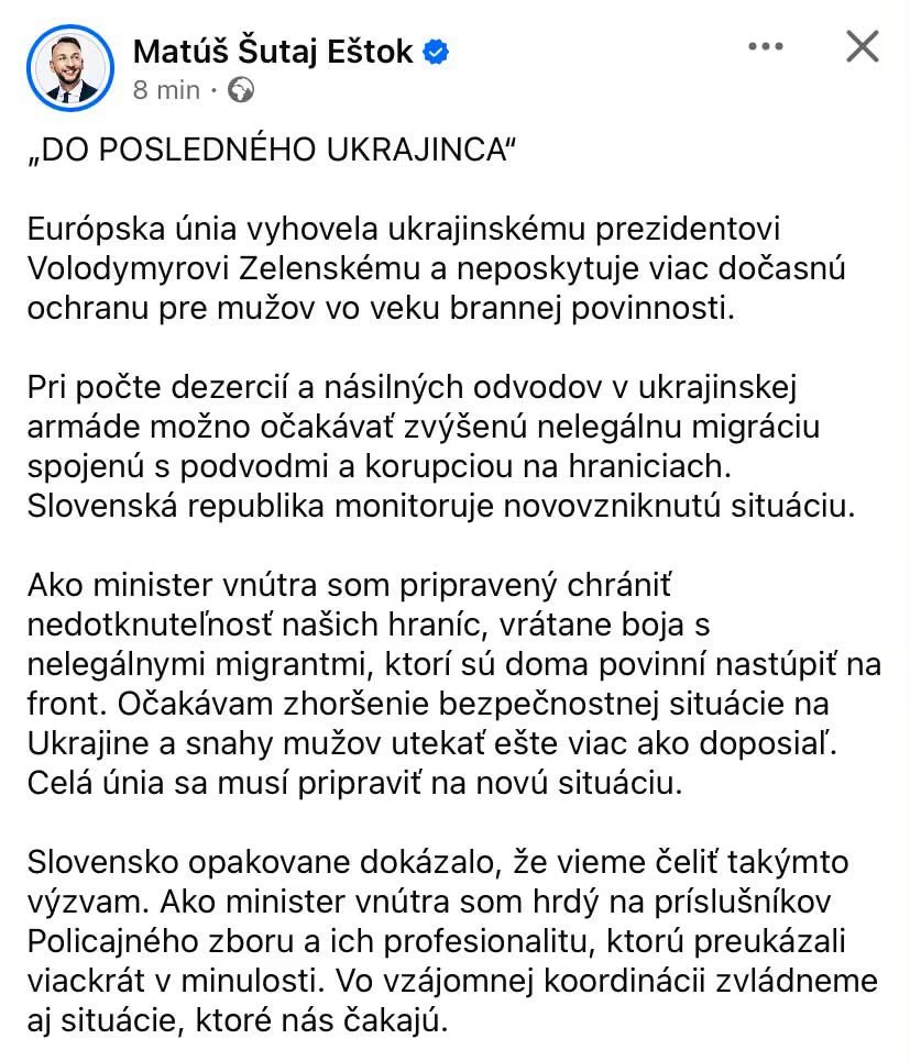 DavidPuchovsky's tweet photo. „DO POSLEDNÉHO ZBABELCA A ÚBOŽIAKA”

Svrbia ho prsty pri každom ľudskom nešťastí. V jazyku prírody spĺňa kritéria parazita. Naskočiť, nasať, priživiť sa, napáchať škody a ísť ďalej. 

Tak rád cynicky komentuje, plaší, štve, polarizuje. Má to v krvi. Vyrastal na trolovaní. Základy jeho intelektu namiešali v betonárni z primitivizmu, pasívnej agresie a arogancie.

Tak veľmi sa chcel stať hrdinom. Nielen tým neznámym trolom. Žiadny Tosma3. Chcel byť slávnym kovbojom. Nebojácnym a razantným manažérom. 

Z bahna trolích výkalov sa však nikdy nedostal. Bol v ňom zaborený až po ofinu. A keď začal vyliezať, stiahlo ho späť.

Chodí na hranice a búcha s čižmami. Plaší migrantov. To on dokázal. Len on jediný na celom svete.

Vychodil školu zbabelectva, zatajovania vlastnej identity a totálnej submivísnej pasivity svojho učiteľa Pellegriniho. Vie, že susedom v núdzi sa nepomáha. Vie, že pred agresorom je nevyhnutné sa ľúbezne predkloniť a nastaviť sa.

Toto je svet Matúša Šutaja Eštoka. Svet, v ktorom sa z nepriateľov stáva napadnutý národ. Svet, v ktorom sa trasie od strachu označenia fašistického ruska za dôvod najväčších bezpečnostných výziev.

Svet, v ktorom pri prvej veľkej hrozbe príde do cestovnej kancelárie a úlizne povie: „Dostaňte ma čo najrýchlejšie preč. Platím kešom.”

Zbabelec Matúš Šutaj Eštok. Raz zdúchne od strachu preč. Ako všetci jemu podobní. 

Až do posledného zbabelca a úbožiaka.