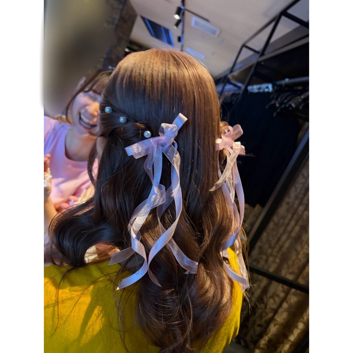nao__sub___'s tweet photo. 世界でいちばん時間��くて顔はあんまりないのでうつりこみだけみせてあげる！
髪型わからなすぎる( ¨̮ )

おねねちゃんのうしろでさすがに笑いすぎなわたしと出番の後集合写真中のわたし https://t.co/36Vd6EsUkV