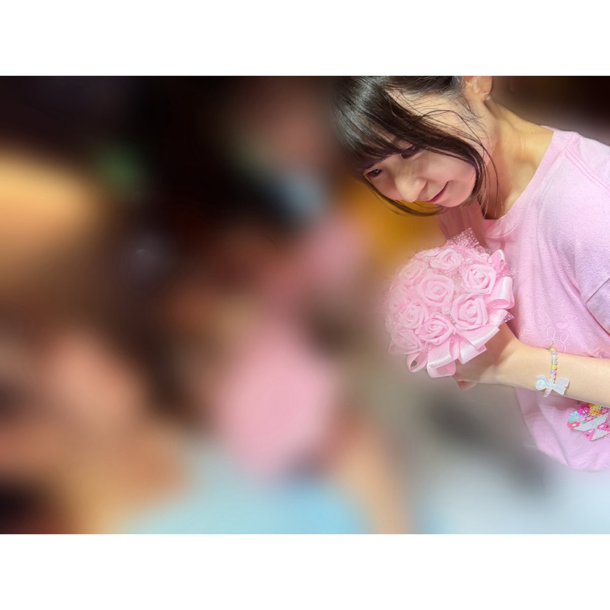 nao__sub___'s tweet photo. 世界でいちばん時間��くて顔はあんまりないのでうつりこみだけみせてあげる！
髪型わからなすぎる( ¨̮ )

おねねちゃんのうしろでさすがに笑いすぎなわたしと出番の後集合写真中のわたし https://t.co/36Vd6EsUkV
