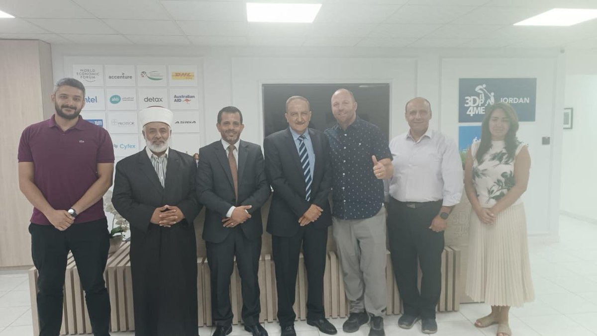 HCDS_JO's tweet photo. مدير عام الهيئة الهاشمية للمصابين العسكريين يزور مركز التكنولوجيا المتقدم للحلول الإنسانية والسمعية 
للتفاصيل https://t.co/eTImSTJ988
 #الاردن #الهيئة_الهاشمية_للمصابين_العسكريين https://t.co/hycdh5g3Kf