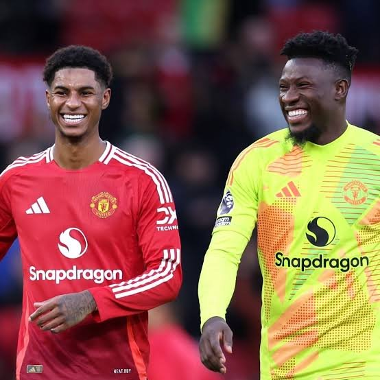 UTDEve's tweet photo. Ini perubahan yang bagus banget sih. 💰

Kita semua tau kalau dulu setiap MU lolos ke Champions League, semua pemainnya bakal dapet kenaikan gaji sebesar 25%.

Nah... setelah musim panas 2023, MU ngerubah struktur kontrak buat pemain baru, atau pemain lama yang mau tanda tangan kontrak baru.

Apa yang diubah?

Sekarang pemain WAJIB tampil seenggaknya 60% dari total menit bermain pada musim sebelumnya buat berhak dapet kenaikan gaji 25% itu.

Logika MU simple: pemain yang nggak main reguler, perform dibawah ekspektasi, atau udah nggak masuk rencana klub SEHARUSNYA nggak menerima bonus gaji yang sama dengan pemain yang udah terbukti perform.

Nah... siapa aja yang masih dapet, dan siapa yang nggak dapet bonus kenaikan gaji ini?

Sayangnya, pemain kayak Rashford, Onana, sama Mount masih dapet bonus kenaikan gaji ini. Ini karena mereka udah tanda tangan kontrak sebelum kebijakannya berubah. Itulah kenapa susah buat MU ngejual nama-nama ini.

Zirkzee sama Ugarte jadi contoh pemain yang nggak dapet kenaikan gaji tahun ini karena kontrak mereka udah pake kebijakan baru, tapi nggak memenuhi kriteria yang dibutuhin.