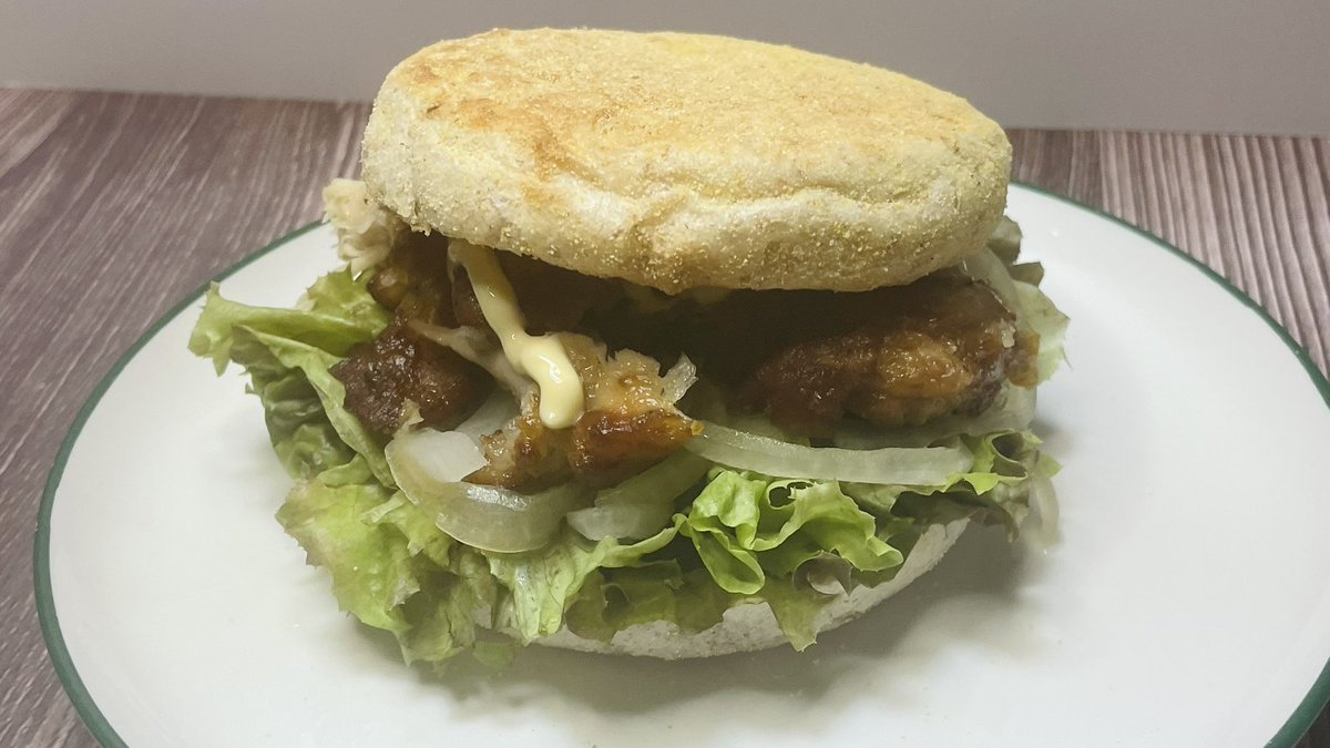 Eita_2434's tweet photo. レモンチキンレタスバーガー作った！
バーガーは自分で作れば健康的な気がする... https://t.co/fIrzPWQopH