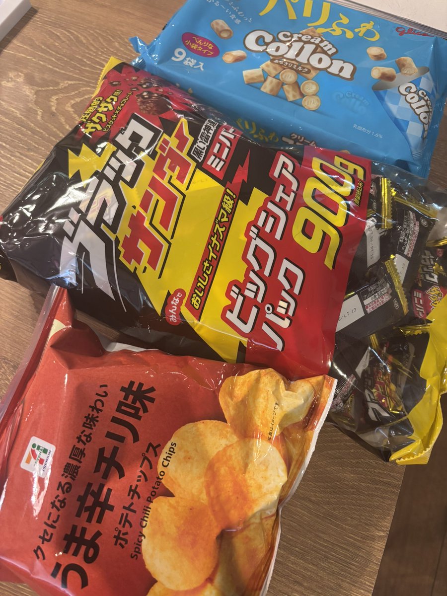pro_cowo's tweet photo. 差し入れドロップイン
今日はコストコの大量のブラックサンダーです。初めて見ました😱Kさん、ありがとうございます🙏

#プロコワ https://t.co/kXoitrr0pE