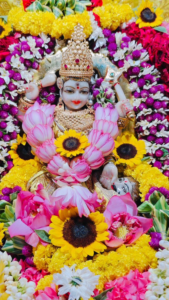 baglamukhipuja's tweet photo. Maa Baglamukhi is propitiated with yellow offerings by devotees dressed in yellow, seated on a yellow cloth. https://t.co/ZMrp12xQ89