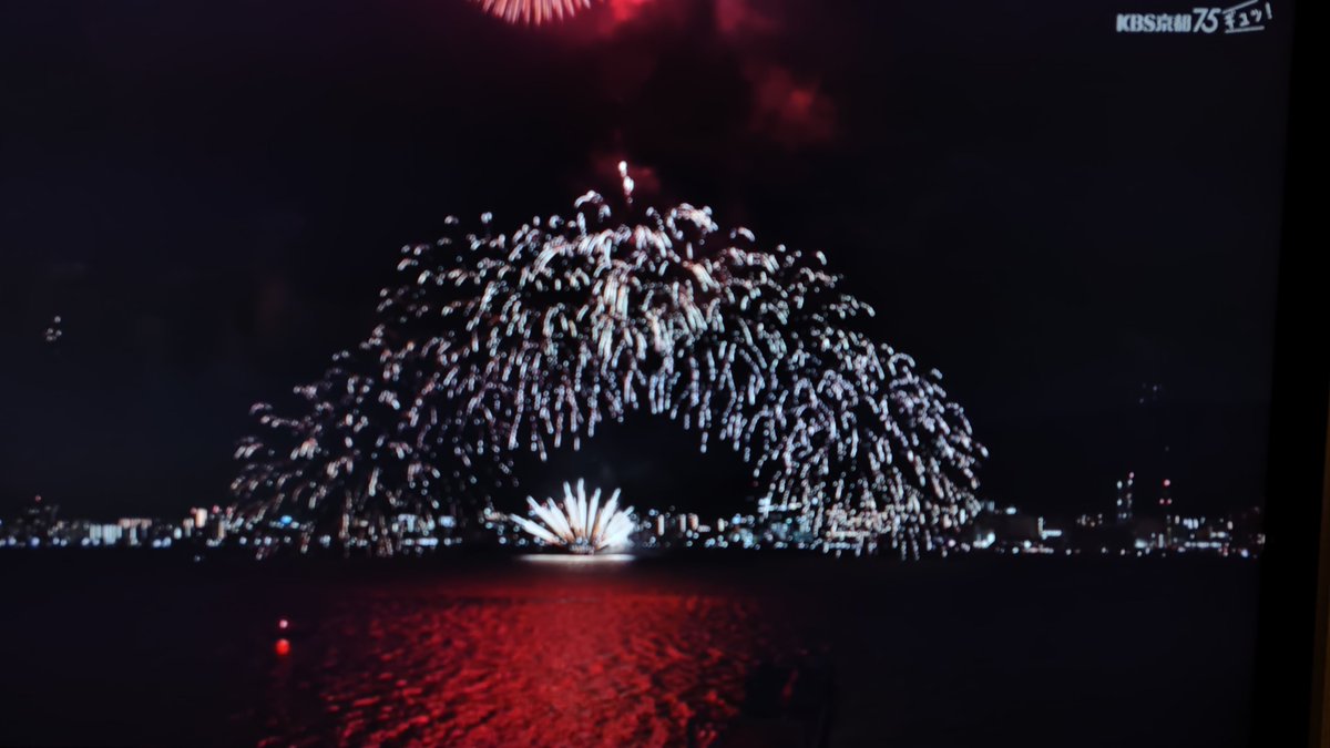 Dr_BUER's tweet photo. 「第40回記念 びわ湖大花火大会」生中継のシークレットゲスト「滋賀のアニキ」が、だれ川貴教だろうと思ったら西川ニキだった件。いやそれはそやろ。むしろそうじゃなかったら誰が来んねん。　#西川貴教 https://t.co/PkM2KIEDwF