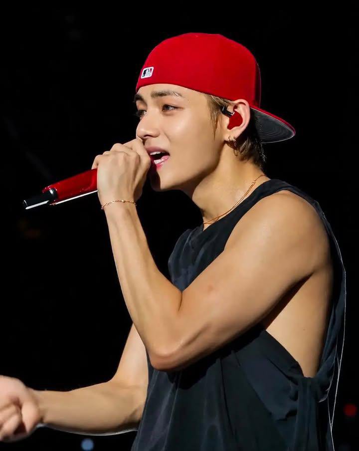 BTS___KTHV_95's tweet photo. He's so hot https://t.co/6UagaMun7y