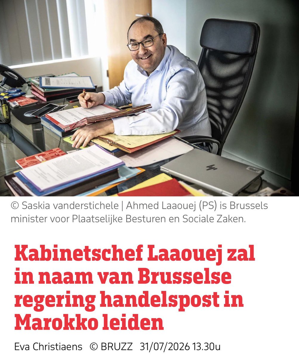 JanWostyn's tweet photo. Waarom wil @AhmedLaaouej per se dat zijn kabinetschef de dienst uitmaakt in Rabat en dat voor 5 jaar, tot na 2029 én 2030 dus?

Ach, om dezelfde reden dat Mostefa blijft zitten bij de Anderlechtse Haard:

Om nauw contact te kunnen onderhouden met de PS kiezers, waarvan een deel dus ook (minstens) deeltijds in Marokko woont, zowel Marokkaanse Belgen als Marokkanen die in België mogen meestemmen voor de gemeenteraad.

Zo’n netwerk moet onderhouden worden natuurlijk.

Hoe kan je dat beter doen dan met een trouwe dienaar ter plekke in zeer comfortabele omstandigheden? 

Met beleid en zogenaamde opportuniteiten voor Brussel heeft dit alvast geen sikkepit te maken. Dat is flauwekul.

En dat verklaart ook mede waarom het Gewest altijd in vieze papieren zit.

De particuliere partijbelangen gaan voor op de algemene economische belangen van het Gewest.

Dat @anders_partij daarin meegaat is onvoorstelbaar. Ze krijgen er ongetwijfeld wat voor terug, maar zijn veel slechter in cliëntelisme dan de PS.

Ik kan alleen maar hopen dat de liberale Nederlandstalige kiezer in Brussel in 2029 eindelijk paal en perk stelt aan die praktijken, want van “Anders” zelf gaat het helaas niet komen…