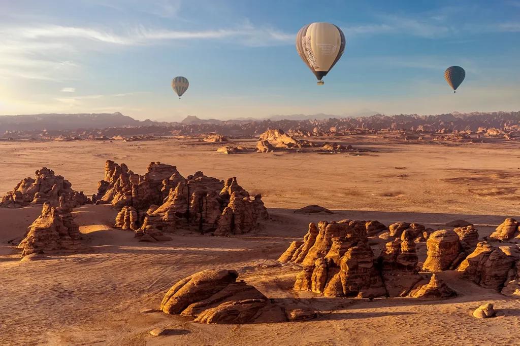 AlkhaldiShaman's tweet photo. Float above the breathtaking landscapes of AlUla😍 https://t.co/QzmOF4VkUu