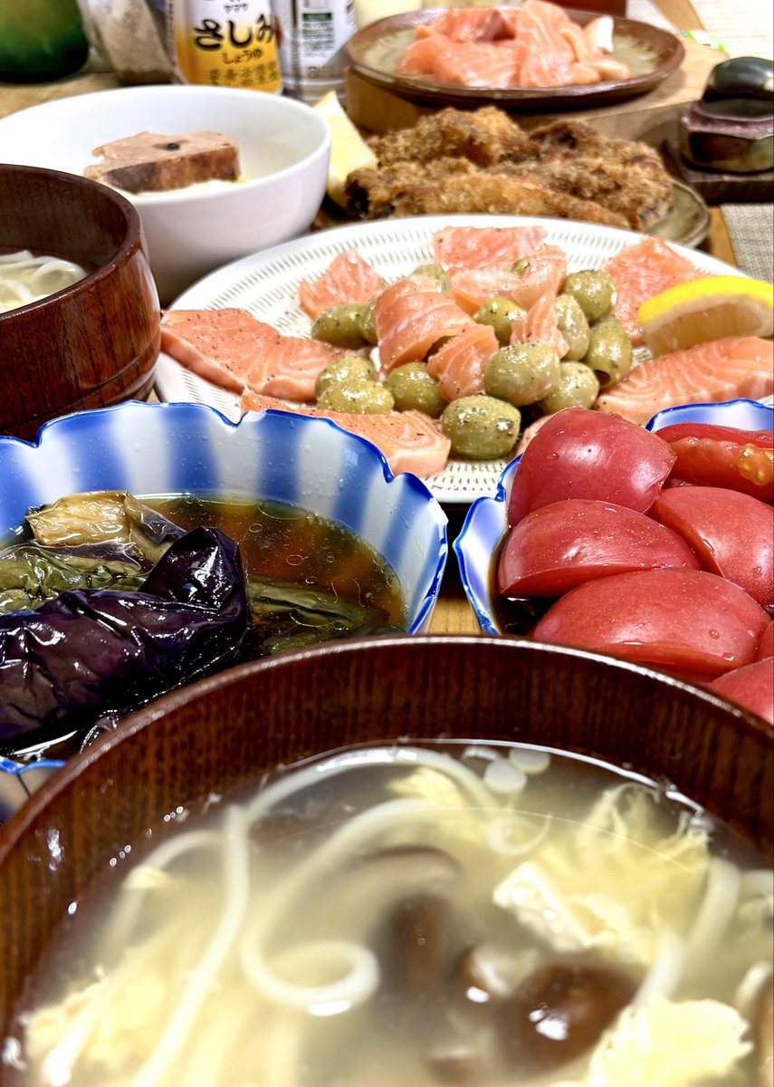 yyyyyuunnooooo's tweet photo. 昨日の残り物のおかげで火をあまり使わずにおいしい夕食がいただけました✨

サーモンカルパッチョ、お刺身
トマトめんつゆポン酢漬け
ナス揚げ浸し、うどん
昨日の茄子とんかつ

#おうちごはん #料理写真 #食事記録 https://t.co/DLb1RuYTPe