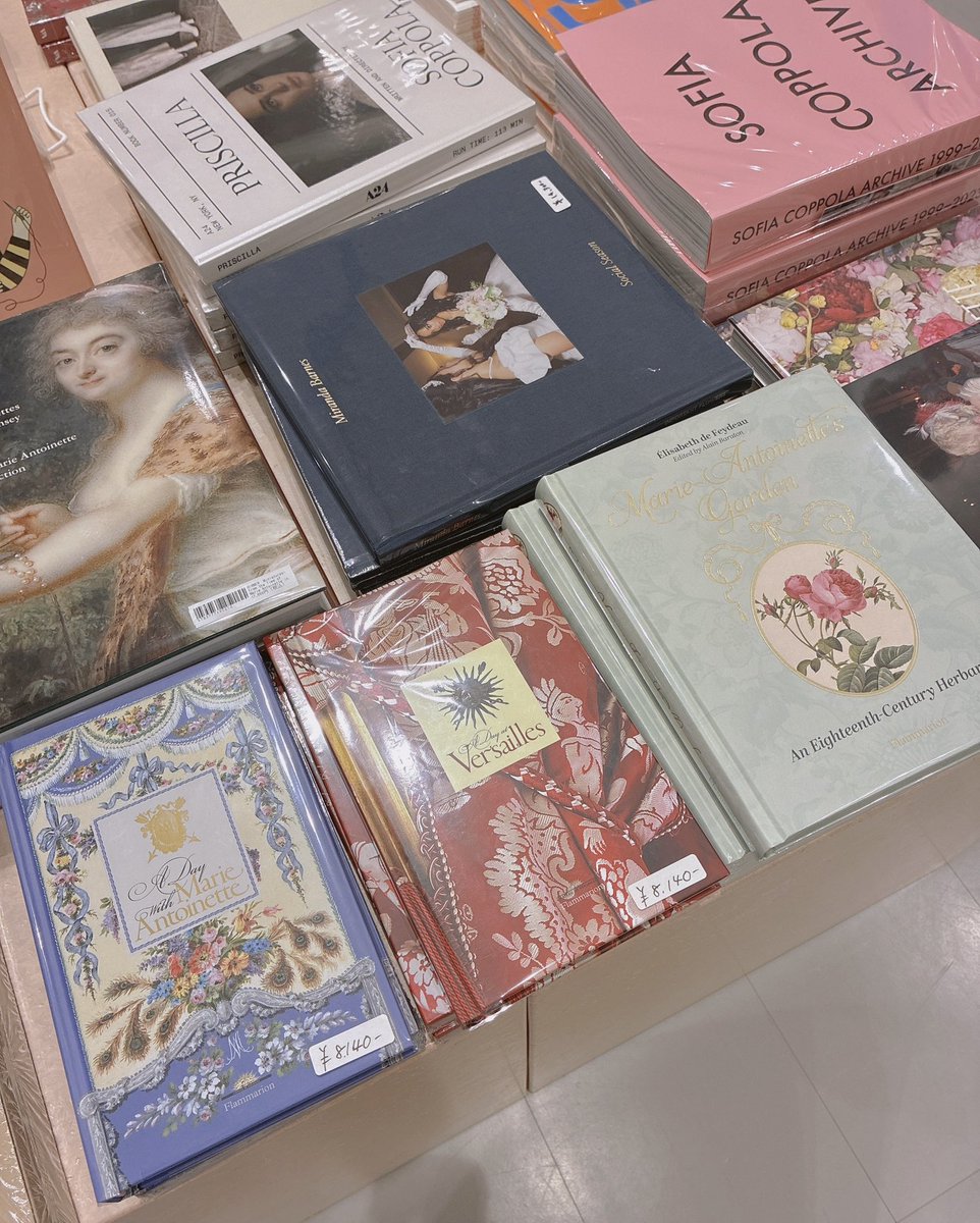 jtmg597's tweet photo. みなさんの購入品を見てると欲しいものが増えていくぐぬぬ笑笑
外国語の関連書籍が沢山置いてあるのですが、私は読めないのに見た目の可愛さでインテリアにこのブルーの本が気になっていますが八千円...😭(あんまり読めないから絵を楽しむしか笑)
ミント色のガーデンの本購入の方もよく見ます🌹💐 https://t.co/UxgvlWTvUN