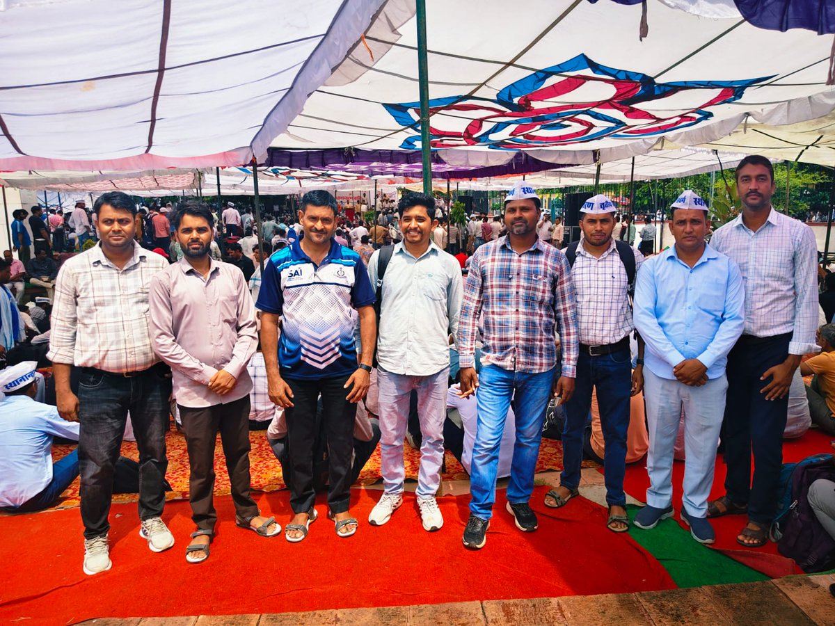 Chandra13022019's tweet photo. सरकार सुन लो आखरी बार -
शिक्षकों का करो सम्मान, 
खोलो ट्रांसफर के द्वार !
#3rd_ग्रेड_ट्रांसफर_बहाल_करो 
@RajGovOfficial https://t.co/SqQBn8bqG8