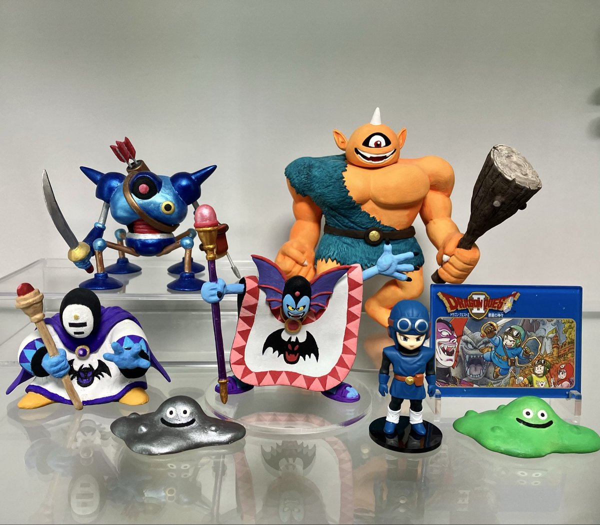 iguanya_clay's tweet photo. 自作フィギュア×ふくびき所
〜ドラクエ2〜

バズズやベリアルも作りたいと思いつつ未だ着手できず。シドーはもっと先になりそうです

おまけにハーゴンにメンチ切るローレシアも載せときます https://t.co/WqAJM2E19A