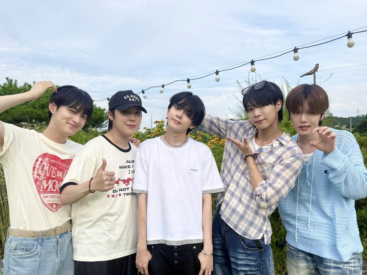 the_verivery's tweet photo. [📸]  2026.08.06 

쉽지 않은 출발이었지만         
맑은 하늘과 함께 당진 여행 시작🍃

#베리베리 #VERIVERY #VRVR 
#벨벨캠프 #인생은_B와_D사이의_C https://t.co/W0wxVO3sxM