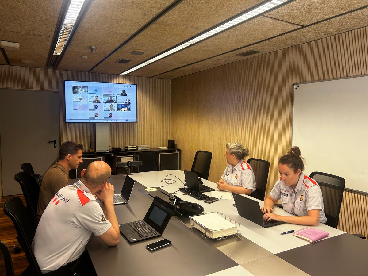 emergenciescat's tweet photo. ⭕ Augmenta la probabilitat i extensió dels avisos per intensitat de pluja aquesta tarda i vespre

➡️ #ProteccióCivil demana molta prudència, ja que els xàfecs poden anar acompanyats de tempesta i localment ratxes molt fortes de vent i calamarsa

Més ℹ️https://t.co/ViqPw3zrRP https://t.co/VfUZaNgOtk
