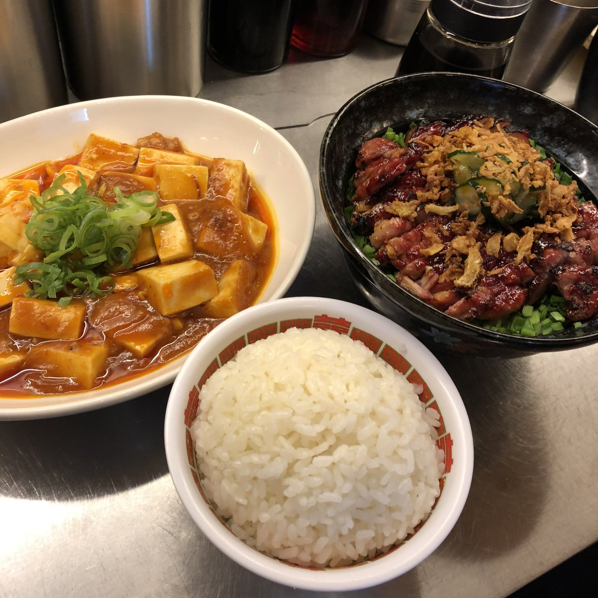 hayuhaiyu's tweet photo. 얘들아 부산 오면 꼭 여기를 가줘… 

📍반핀 서면전포점

전에도 얘기했지만 가지를 싫어하는 나도 먹은 가지튀김이 ㄹㅇ이야 꼭 먹어줘야 돼 진짜 존맛임💖

그리고 나는 마파두부랑 밥 먹었는데 이것도 ㄹㅇ 미친놈임 진짜 밥이 쑥쑥 들어가 나 순삭했자너😍 https://t.co/m0zwbFql47