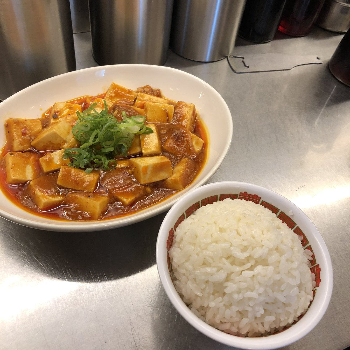 hayuhaiyu's tweet photo. 얘들아 부산 오면 꼭 여기를 가줘… 

📍반핀 서면전포점

전에도 얘기했지만 가지를 싫어하는 나도 먹은 가지튀김이 ㄹㅇ이야 꼭 먹어줘야 돼 진짜 존맛임💖

그리고 나는 마파두부랑 밥 먹었는데 이것도 ㄹㅇ 미친놈임 진짜 밥이 쑥쑥 들어가 나 순삭했자너😍 https://t.co/m0zwbFql47