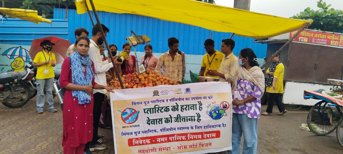 swachhdewas1's tweet photo. ♻️ बीमा चौराहा क्षेत्र में 2 बिन उपयोग एवं सिंगल यूज़ प्लास्टिक प्रतिबंध को लेकर जागरूकता अभियान चलाया गया।
🟢 गीला एवं 🔵 सूखा कचरा अलग रखें।
🛍️ सिंगल यूज़ प्लास्टिक छोड़ें, पर्यावरण अनुकूल विकल्प अपनाएं।
🏆 देवास रहेगा नं.1
#DewasRahegaNo1 #Dewas #NoSingleUsePlastic #2BinSystem https://t.co/H3FDbJRMoa