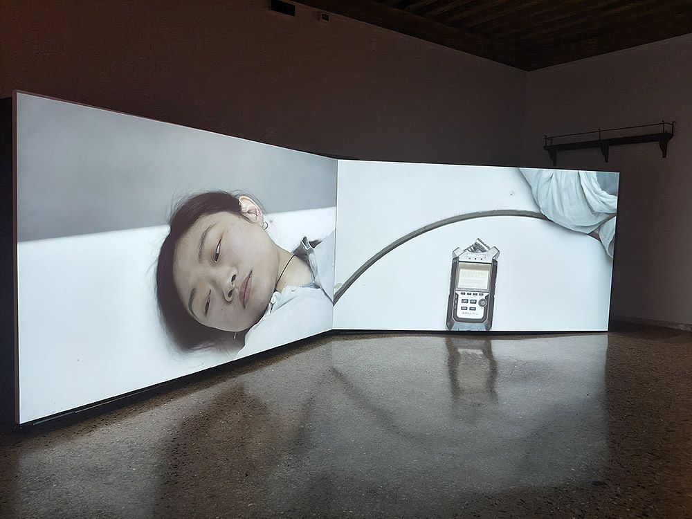 Neo2_Magazine's tweet photo. Canícula, exposición organizada en Venecia coincidiendo con la Bienal de Arte, reúne 8 películas que exploran desde el cine experimental, el colapso climático, político y social contemporáneo.
https://t.co/tiDjB4hPjr https://t.co/WWXrOy4A6A