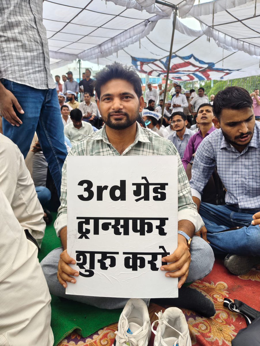 AkshayNagar19's tweet photo. वर्तमान में प्रदेश में सबसे बड़ी मांग तृतीय श्रेणी शिक्षकों के ट्रांसफर की है जिसको लेकर शहीद स्मारक पर पिछले दो दिन से शिक्षक साथी धरने पर है, अभी तक सरकार और शिक्षकों के बीच बात नहीं बन पाई है। 
#3rd_ग्रेड_ट्रांसफर_बहाल_करो https://t.co/ilhgNe4CzE
