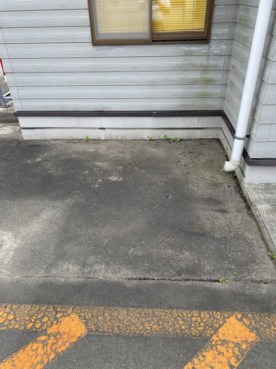 dynam_00105's tweet photo. 副店長のナリタです！

今年の夏は去年に比べたら暑くないと感じていましたが・・・
やっぱり暑いですね😝

店舗美化の為、店舗周辺の草抜きをやっていましたが
いつの間にかまた小っちゃい緑が・・・😫
生えてくるの早いですね😔
めげずに頑張ります😎

明日8/7(金)は新台入替と��っております！
新台開放抽選は夜7時からとなっていますので
ご来店お待ちしております！！
＃ダイナム　＃むつ店　＃新台入替