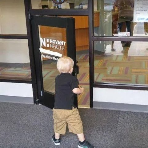 AcervoCharts's tweet photo. Hospital infantil instalou portas pequenas para as crianças. https://t.co/nL4rR4IowI