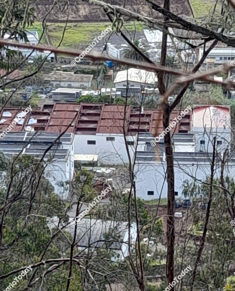 CanarioToday's tweet photo. #Tenerife | Me informan de que el centro para inmigrantes ilegales de Las Canteras estará disponible para el mes de octubre.

➡️ Las obras de rehabilitación tienen un coste público de 23,2 millones de euros. https://t.co/KDWFOL90ZF