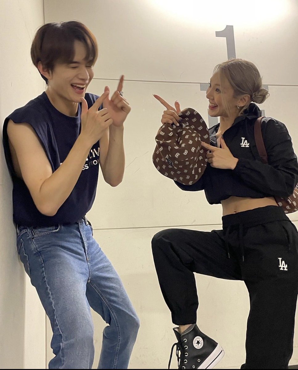 2R1E9N's tweet photo. 덩치는 훨씬 크면서 한껏 쪼그린 연하 강아미 https://t.co/MtagYhotf3