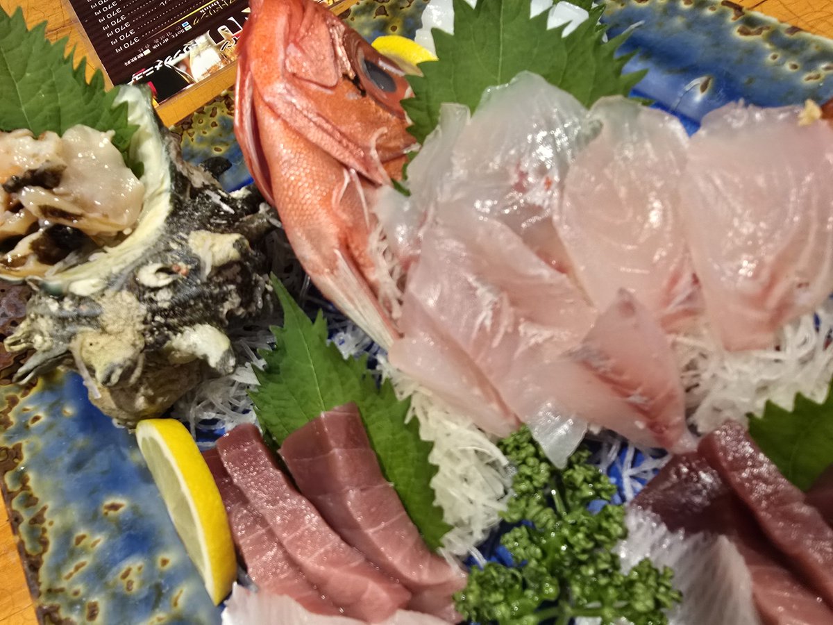 papa_pantsu's tweet photo. 誕生日おめでとー🎉✨😆✨🎊
わが家の娘、孫ら家族４人が７月下旬が誕生日🎂
わしが熊本に向かったため、今宵のディナー🍷🌙✨にお祝いじゃ🎁🎂🍣 https://t.co/j2MteAbUPZ