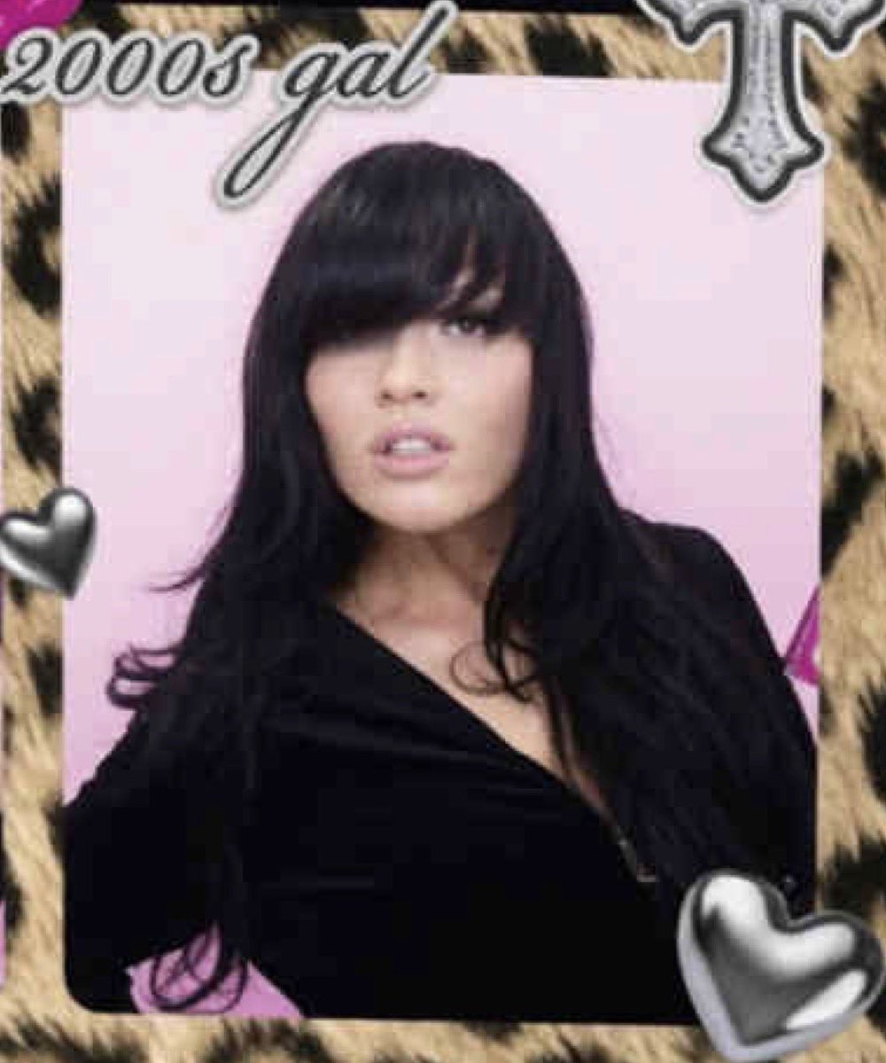 crossgoldchain's tweet photo. Ayesha Erotica serves mug in photobooth pictures https://t.co/r2si7SunFe