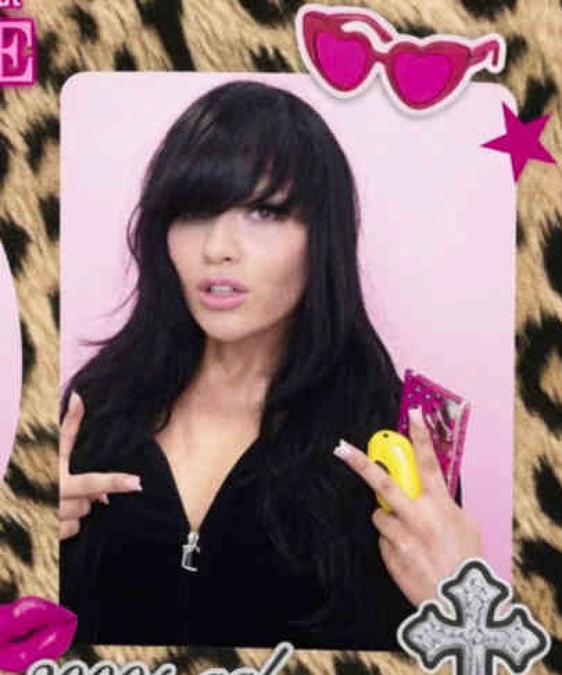 crossgoldchain's tweet photo. Ayesha Erotica serves mug in photobooth pictures https://t.co/r2si7SunFe