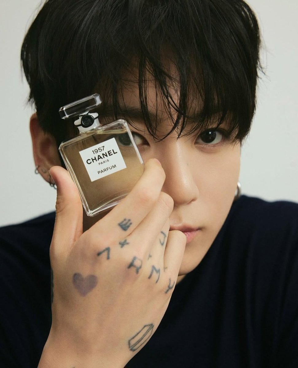 Jungkookcrow_'s tweet photo. JUNGKOOK FOR CHANEL BEAUTY

#JUNGKOOK
#JungkookForChanelBeauty
#JUNGKOOKxCHANEL https://t.co/VqLwECmclO