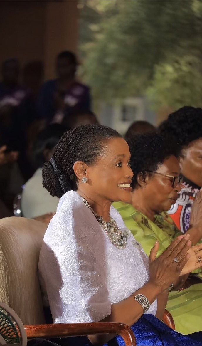 jalirabagi's tweet photo. Nnaabagereka of Buganda,Sylvia Nagginda Luswata looking radiant in this recent picture ❤️ https://t.co/7WBaw4IvXh