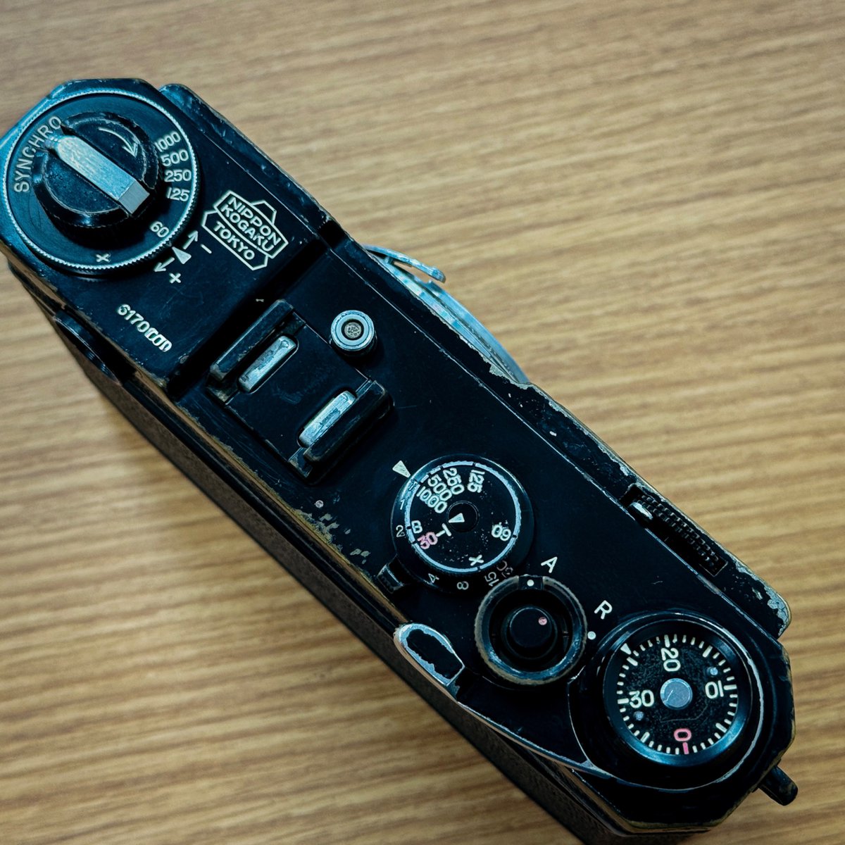 dkcamera2027's tweet photo. いいカメラあります。
Nikon S2 ブラックペイント
真鍮地が現れた、迫力あるブラックペイント。
使い込まれた外観に、長い撮影の歴史を感じる一台です。
ぜひ店頭でご覧ください。
免税対応しています。
#Nikon #NikonS2 #BlackPaint #レンジファインダー #フィルムカメラ #新宿 #TaxFree https://t.co/08HqSo4duA