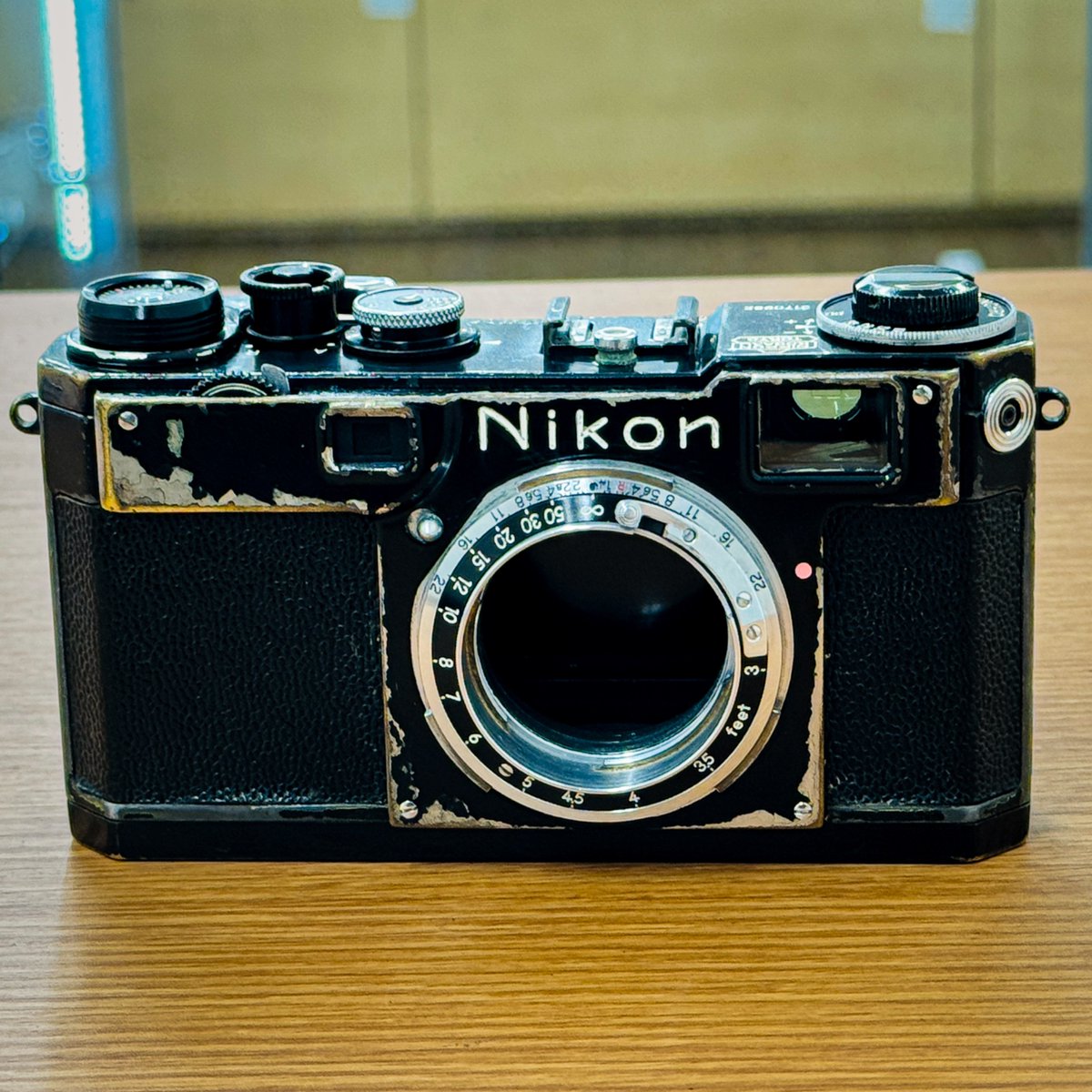 dkcamera2027's tweet photo. いいカメラあります。
Nikon S2 ブラックペイント
真鍮地が現れた、迫力あるブラックペイント。
使い込まれた外観に、長い撮影の歴史を感じる一台です。
ぜひ店頭でご覧ください。
免税対応しています。
#Nikon #NikonS2 #BlackPaint #レンジファインダー #フィルムカメラ #新宿 #TaxFree https://t.co/08HqSo4duA