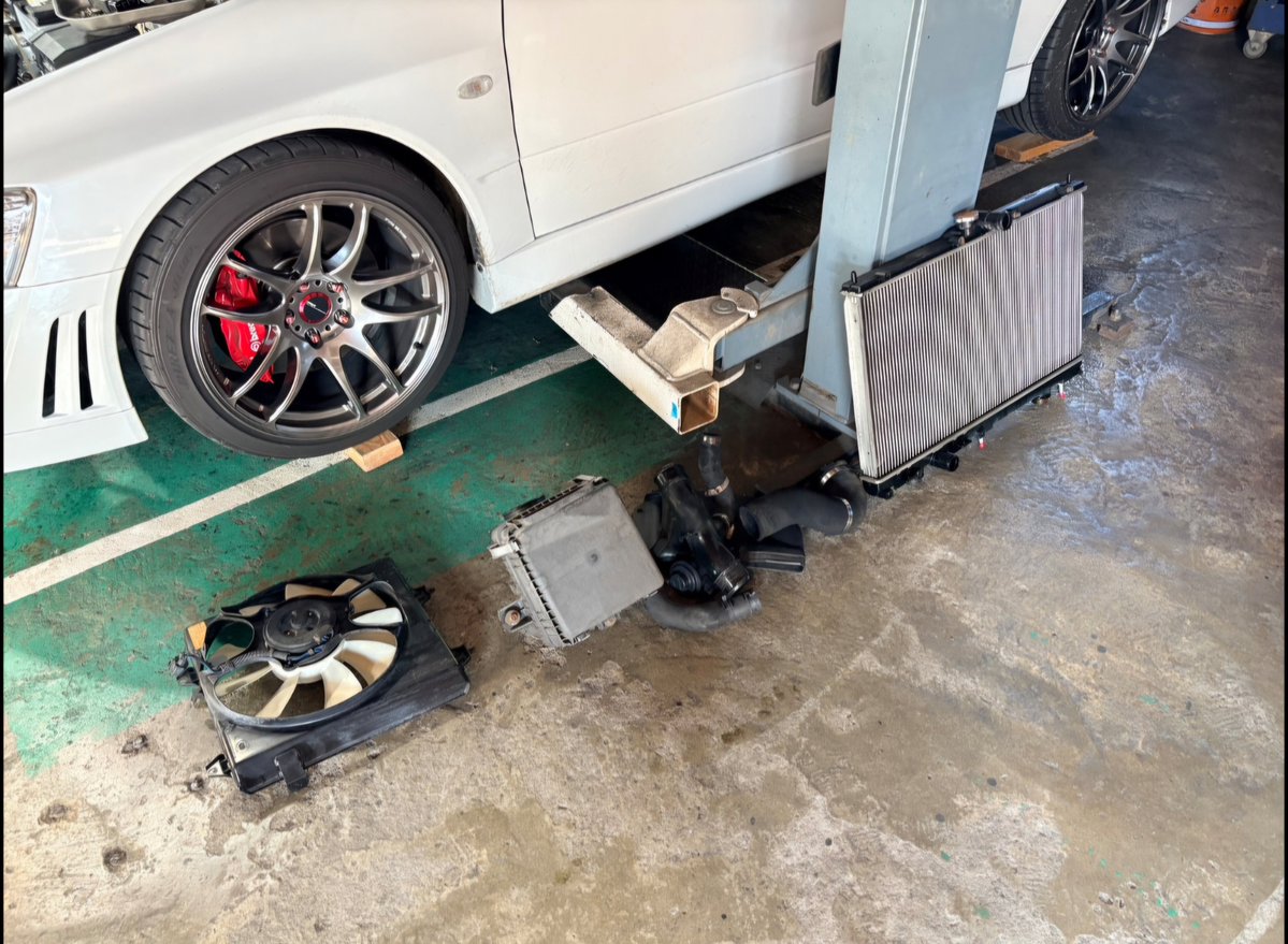 GTA_LANCER_'s tweet photo. ラジエターからクーラント吹き出したのでラジエター交換 ついでにサーモスタットとホース類も交換
部品が届かない為お盆は入院確定 https://t.co/vGFIJtg1Ff