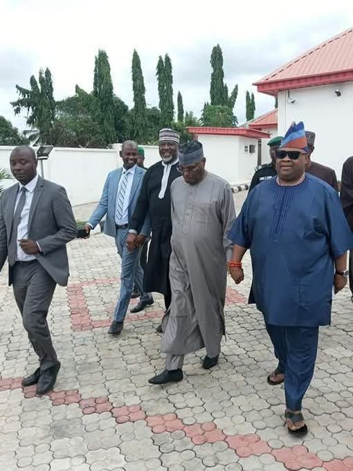 Big_Sinudo's tweet photo. Adeleke is in control of the Osun State House Assembly and has a great advantage.

Seeking Bola Tinubu's help was a misplaced priority. The only time a governor would fidget is when the majority of the State Assembly is not with him.

Gov. Adeleke matched with Atiku in the last election and saved Osun. They disgraced Bola Tinubu and Oyetola out of office. Buhari didn't interfere with INEC, and the election went the people's way.

Bola Tinubu still harbors that grudge of the last election defect in Osun, where he disappeared to Lagos with a night bus. 

Very vengeful.