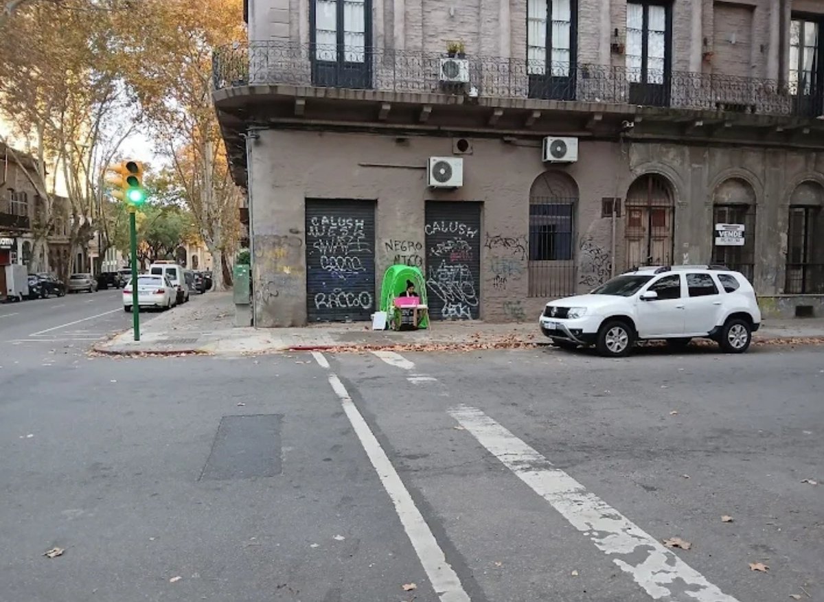 carlotta2877's tweet photo. Vieron q las tortas fritas subieron más q la popularidad de Luis 🙄,bueno...paso a chusmearles q en Durazno y Aquiles Lanza todos los días hay una chica en una carpita verde vendiendo tortas fritas a $25 y cafecito,ya saben x si pasan x ahí https://t.co/fWyRSZ4weA