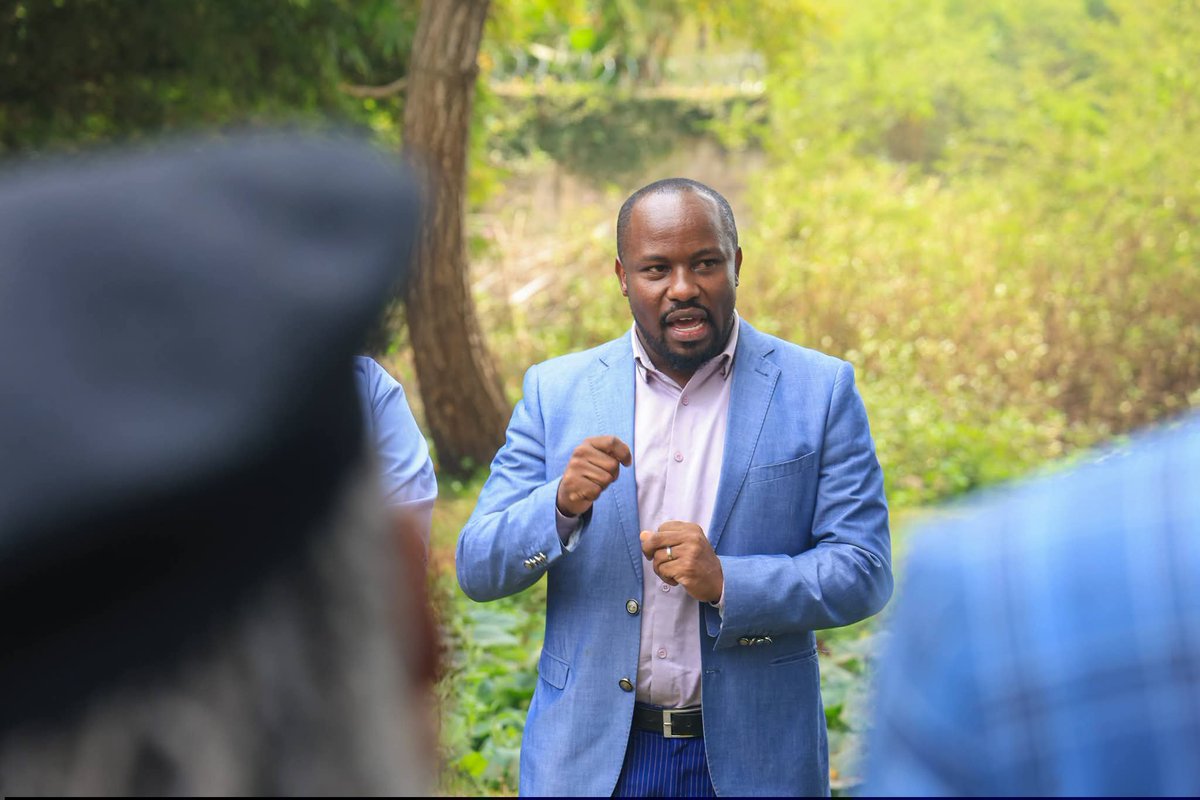 sirglickson's tweet photo. When the people called, @_HEBabuOwino_  showed up.
When public land was under threat, he stood with residents.
Leadership is about protecting the people's resources not watching them disappear.

Incoming Nairobi Governor, Babu Owino. Babu Kwa Sababu!

#RundaLandGrab https://t.co/rLvrJCeAYt