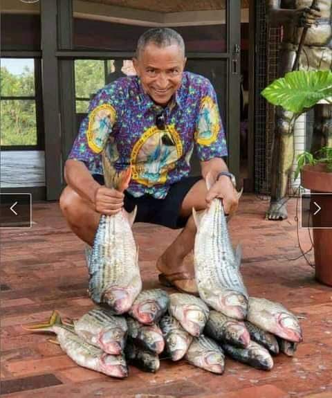 LitsaniChoukran's tweet photo. J’ai demandé à ChatGPT de me montrer les réalisations de mon oncle MK quand il était gouverneur du Katanga, à tindeli nga  ba photos oyo… quelqu’un peut m’expliquer!? Ou bien na tuna baba Katebe ?! https://t.co/gLAxxKyzHp